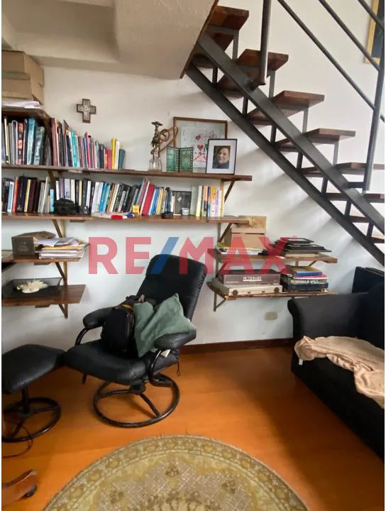 Venta de Encantador Dúplex más Dos Estacionamientos en Calle Buenos Aires, Miraflores🏠
